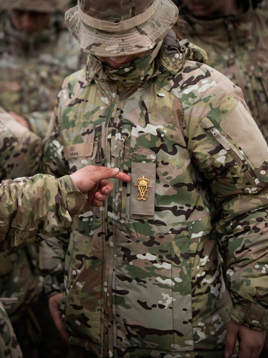 The princess earned a REX badge bearing her father King Frederik’s monogram, marking a new milestone in her military service.