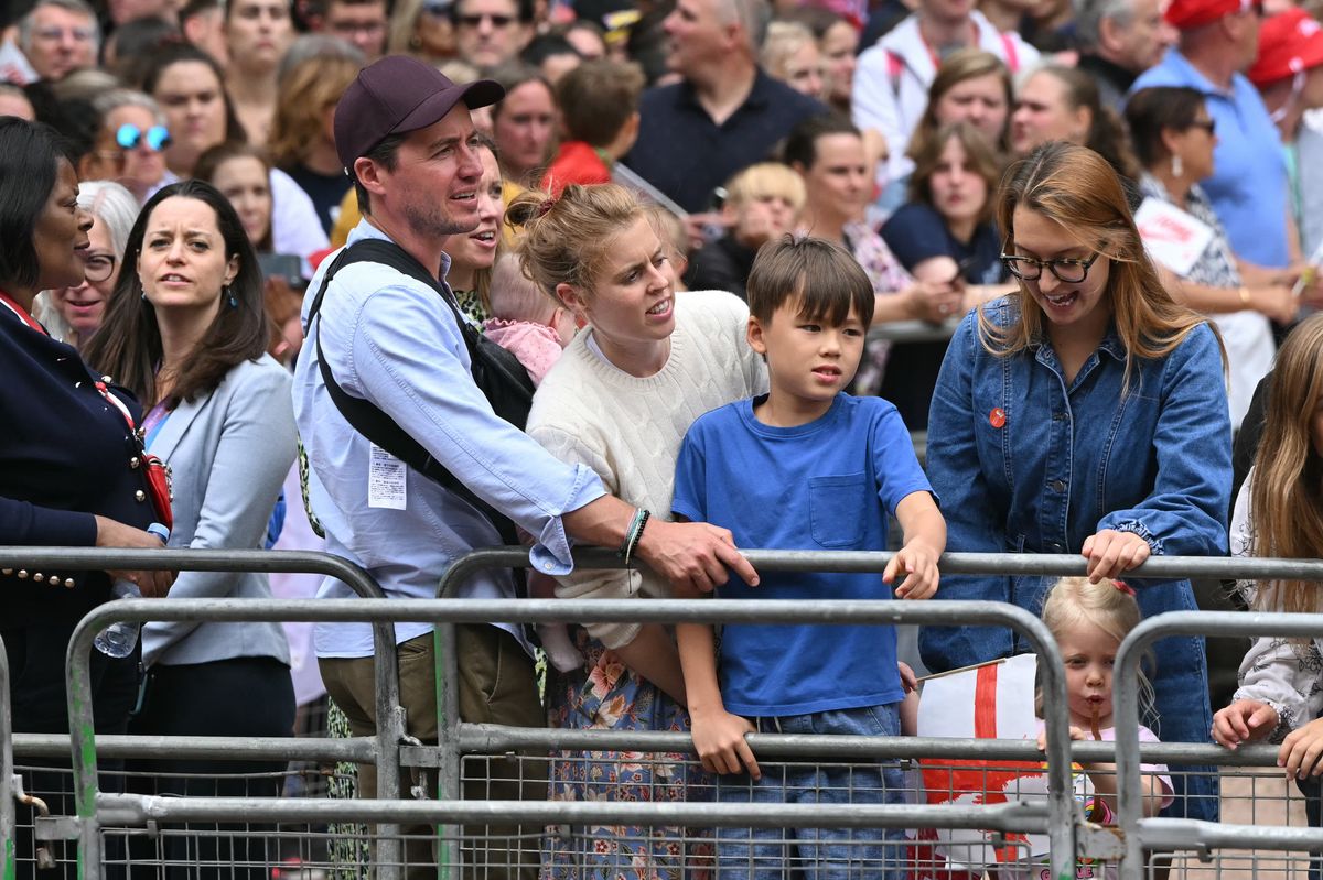 Britain's Princess Beatrice of York (C) her husband Edoardo Mozzi (CL) and children Sienna, Athena and Christopher joins fans lining the Mall waiting to greet the bus carrying the England women's national football team during the homecoming victory parade near Buckingham Palace in London on July 29, 2025 to celebrate the team winning Euro 2025. (Photo by JUSTIN TALLIS / AFP) (Photo by JUSTIN TALLIS/AFP via Getty Images)          
