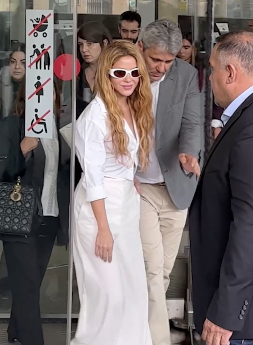 A structured white shoulder bag and platform heels carried the coordinated palette through her accessories.