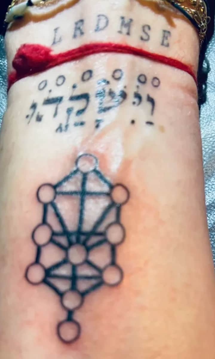 Madonna shows off new tattoo