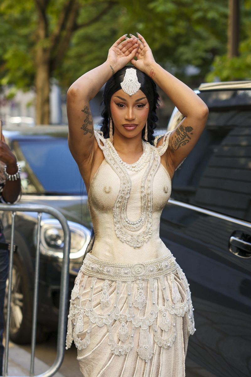 Raising her arms above her head in one moment and maintaining a calm, confident expression, she embodied the elegance of a modern goddess. 