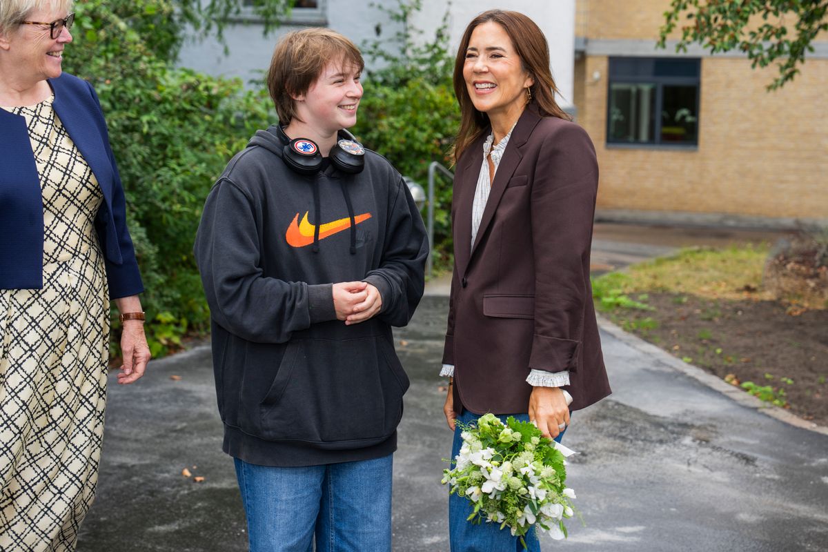 Queen Mary sat down with young residents during her visit to Momentet, where conversations centered on their lives, goals and hopes for the future.