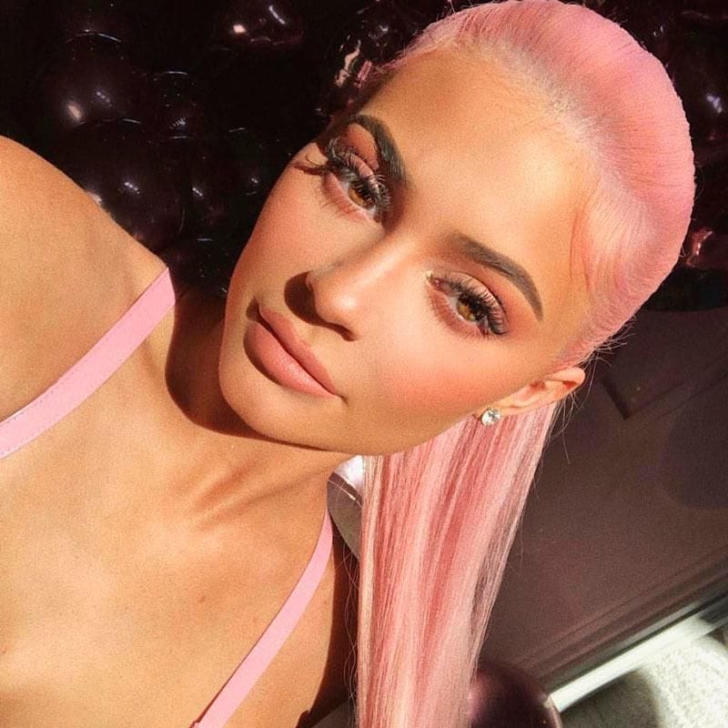 Kylie Jenner loves pink, and
not just for her outfits!
Do you STAN this hairstyle as much as we do?