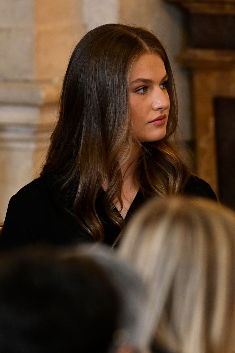The Princess of Asturias completed her polished look with classic black pumps and meaningful earrings by Spanish brand Boira.