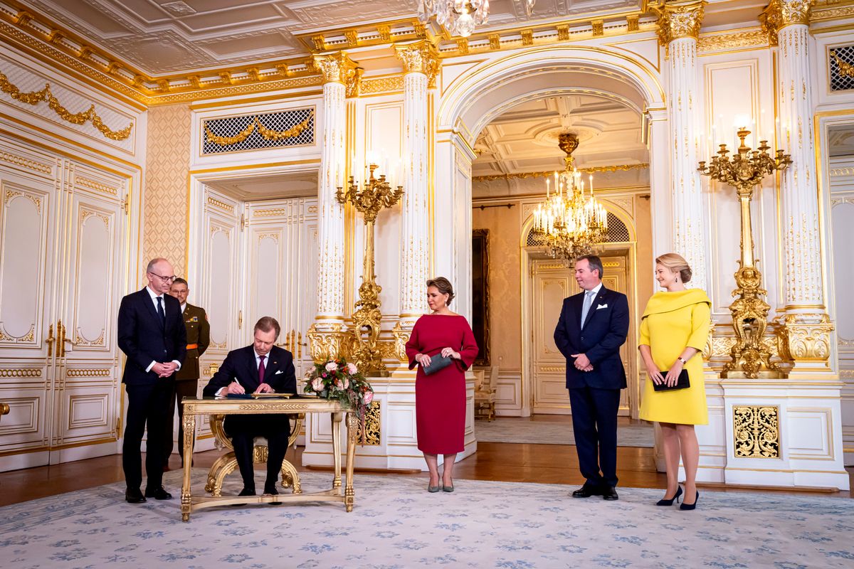 LUXEMBOURG, LUXEMBOURG - OCTOBER 8: Prime minister Luc Friede of Luxembourg,  Grand Duke Henri of Luxemburg, Grand Duchess Maria Teresa of Luxembourg, Hereditary Grand Duke Guillaume of Luxembourg and Hereditary Grand Duchess Stephanie of Luxembourg during the inauguration ceremony of Hereditary Grand Duke Guillaume as  Lieutenant Representative of Luxembourg on October 8, 2024 in Luxembourg, Luxembourg. (Photo by Patrick van Katwijk/Getty Images)
