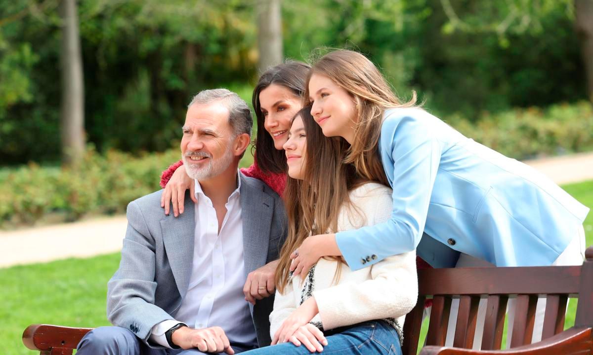 Letizia and Felipe shared the new photos of their family to mark their 20th wedding anniversary.