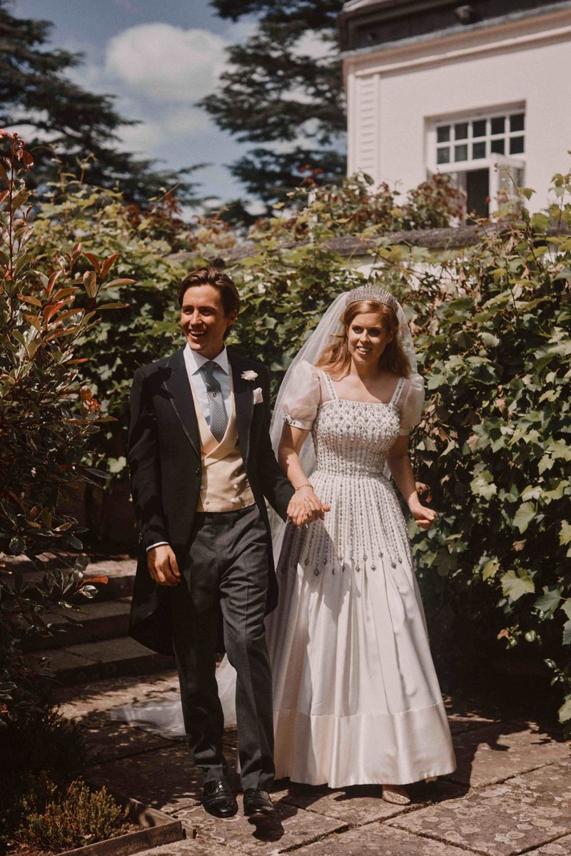 La princesa Beatriz completó una tradición nupcial exclusiva cuando se convirtió en la tercera novia real británica en usar la tiara con flecos Queen Mary.