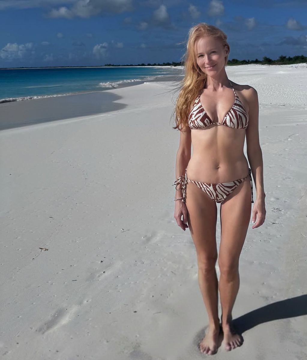 Jewel stuns in a sexy bikini while soaking up the Caribbean sun