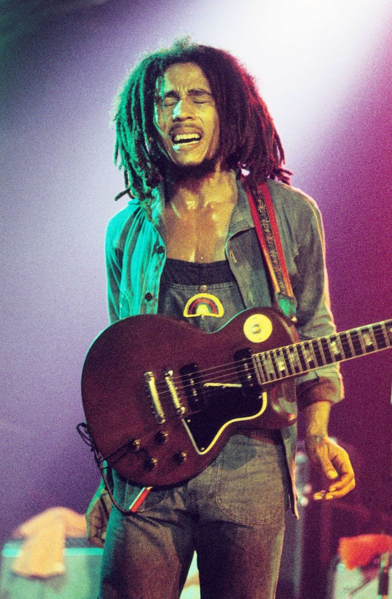 Bob Marley actúa en el escenario con los Wailers en Houtrust Hallen el 13 de mayo de 1977 en el Hauge, Países Bajos.
