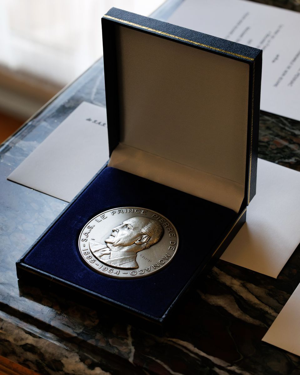 The award medal features a portrait of Prince Pierre, whose commitment to literature and the arts inspired the foundation established in his memory.