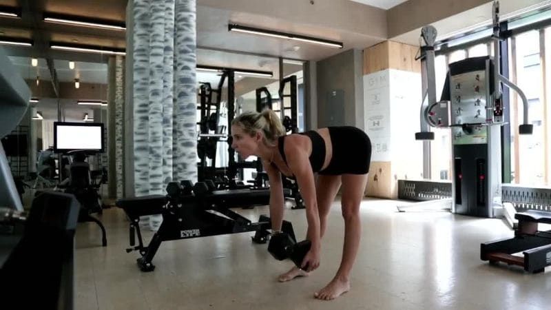 Elsa Pataky's 11 Best Exercises for Strong Core and Glutes Without a Gym Elsa Pataky's 11 Best Exercises for Strong Core and Glutes Without a Gym