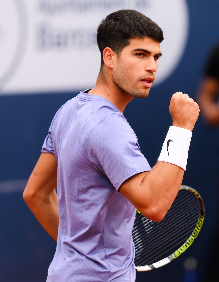 Carlos Alcaraz playing against Ethan Quinn at the Barcelona Open