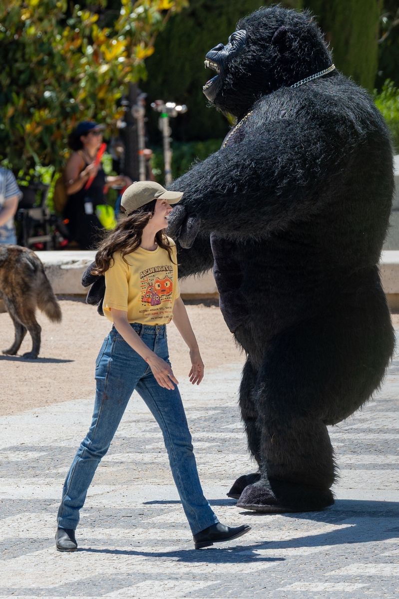 At one point, de Armas was seen joking around with a giant gorilla character, playfully interacting with the oversized costumed figure between takes.