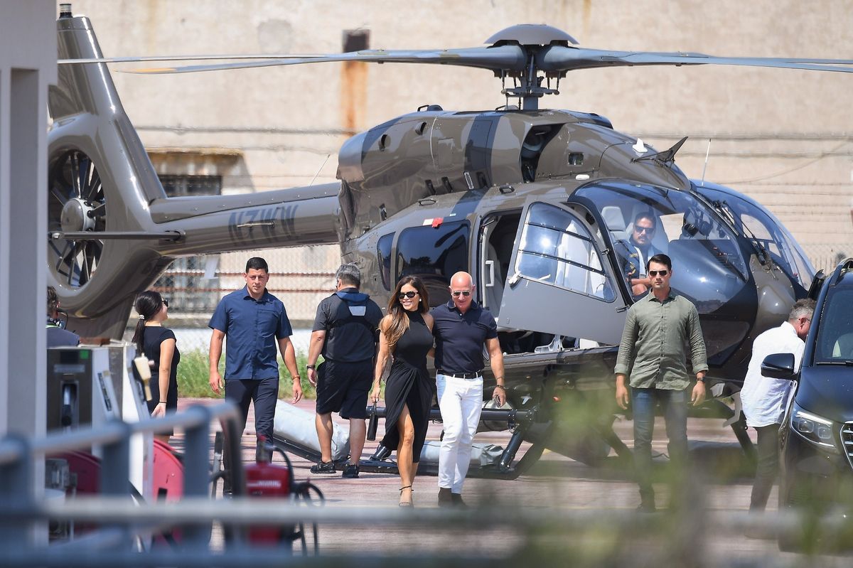 First Images: Jeff Bezos and Lauren Sánchez arrive in Venice in a helicopter