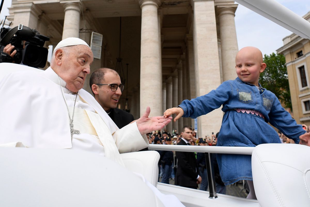 Pope Francis greets a little girl during the Easter Mass in St. Peter's Square on April 20, 2025 in Vatican City, Vatican