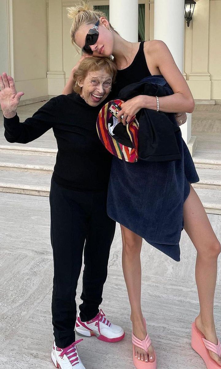 Nicola Anne Peltz y su abuela