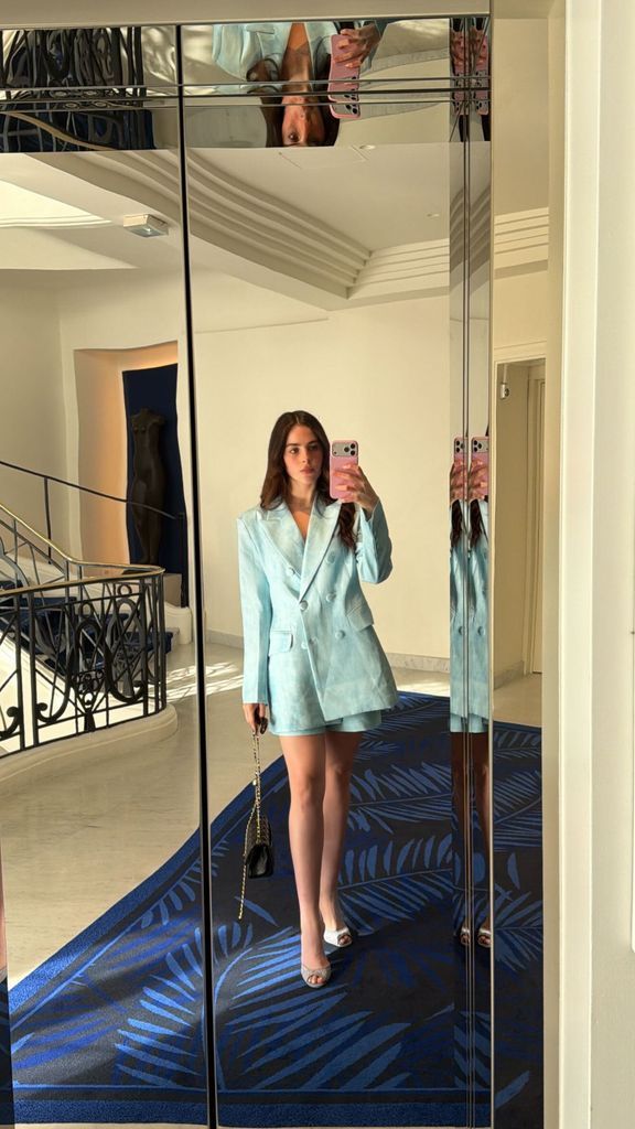In her first hours in the French city, she wore a sky blue outfit.