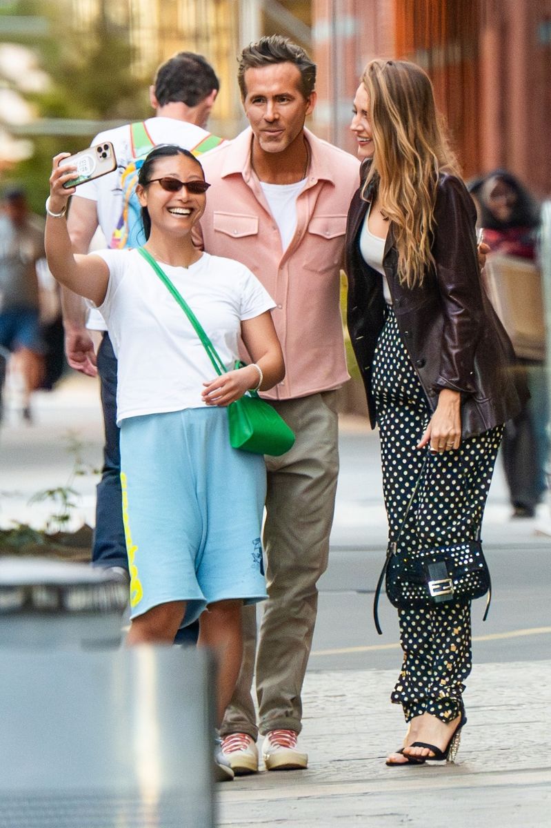 Photo © 2026 Backgrid/The Grosby Group
EXCLUSIVE
New York, June 9, 2026.
Blake Lively and Ryan Reynolds were seen enjoying a s troll through New York City, stopping to greet fans and pose for selfies along the way. The couple appeared relaxed and affectionate as they spent time together in the city. During the outing, Lively shared a playful moment with her husband while chatting with photographers, and the pair were seen laughing and enjoying a carefree day out.
***
Blake Lively y Ryan Reynolds fueron vistos disfrutando de un paseo por la ciudad de Nueva York, donde se detuvieron para saludar a sus seguidores y posar para selfies. La pareja se mostró relajada y cariñosa mientras compartía tiempo juntos en la ciudad. Durante la salida, Lively protagonizó un momento divertido junto a su esposo mientras interactuaba con los fotógrafos, y ambos fueron vistos riendo y disfrutando de una jornada distendida.