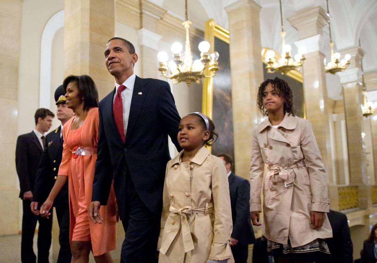 US President Barack Obama, his wife Michelle and their daughters Sasha and Malia walk through the Kremlin in Moscow on July 6, 2009.