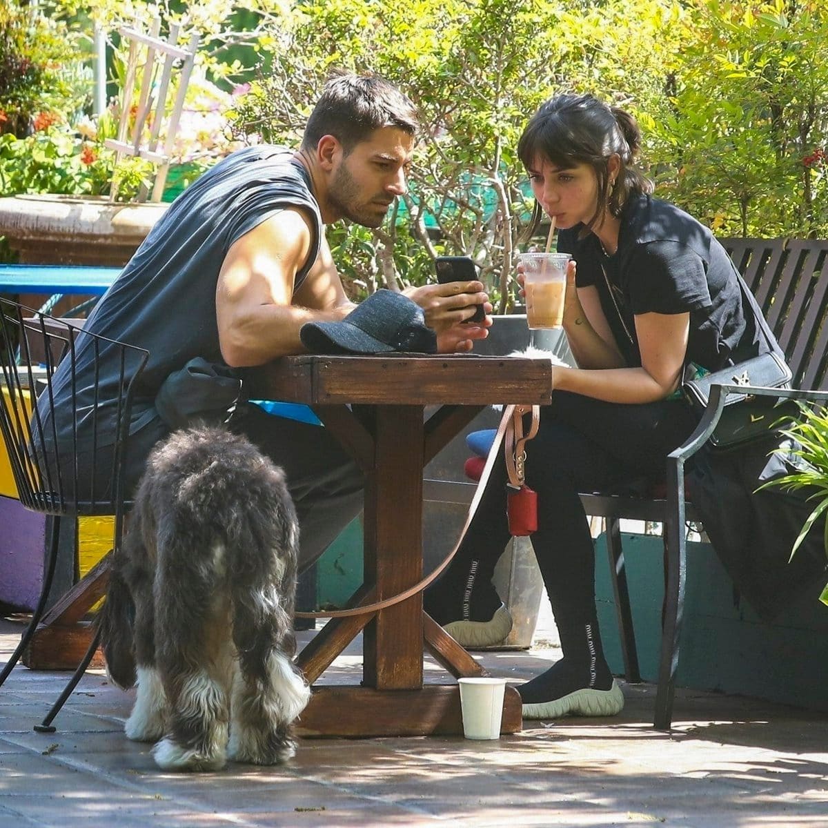 Ana de Armas and mystery man grabbing coffee