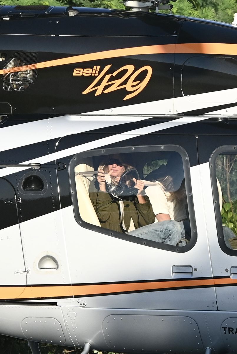
Gisele was seen departing the hotel by helicopter for a modeling job, while Valente remained behind caring for their baby, enjoying a quiet day together at the hotel. 