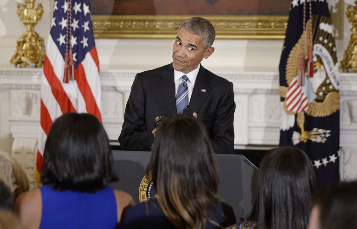  U.S. President Barack Obama looks at his wife Michelle and his daughters Malia and Sasha during an event  in the State Dining room of the White House, January 12, 2017 in Washington, DC. Obama presented the Medal of Freedom to Vice President Joe Biden.  (Photo by Olivier Douliery-Pool/Getty Images)