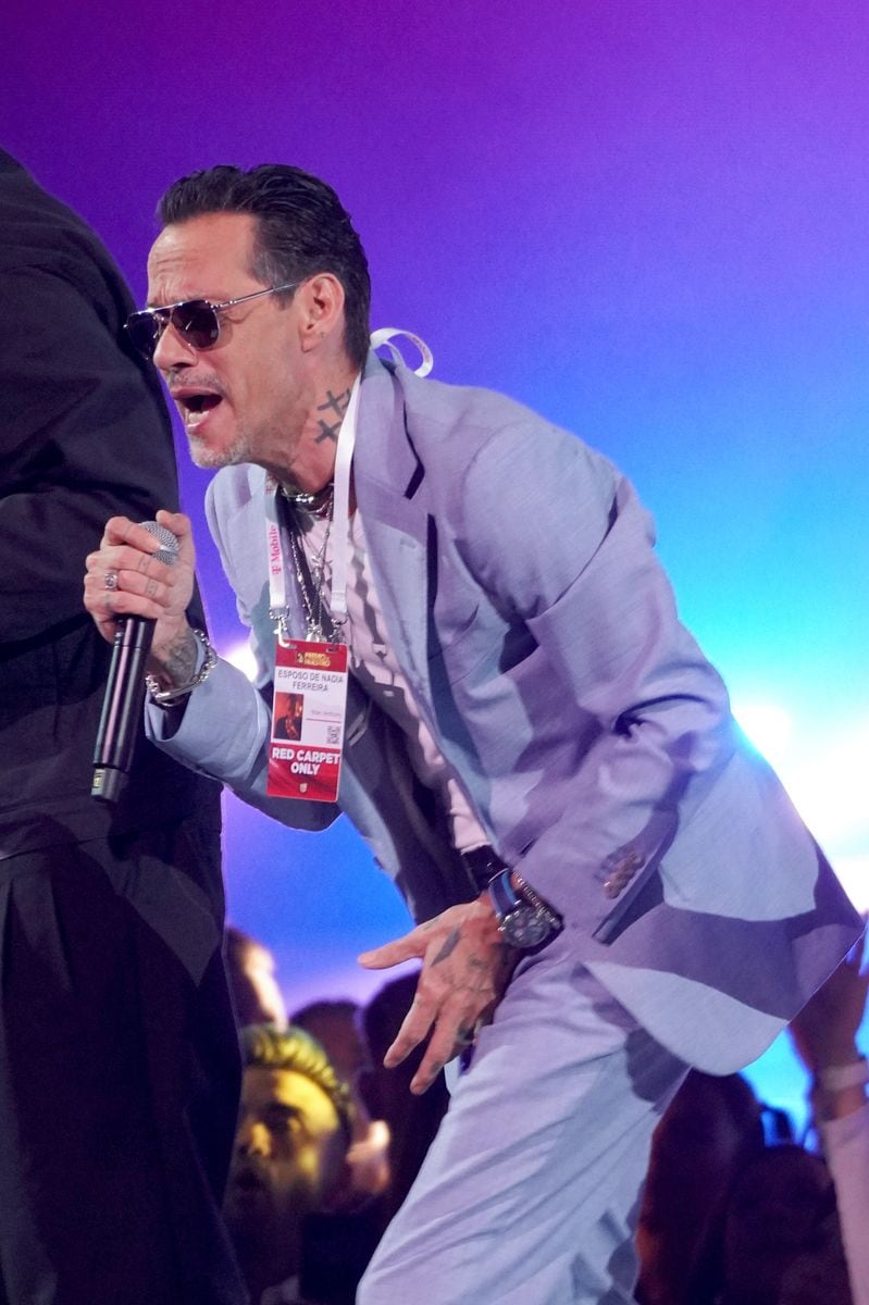 The moment reached its peak when Marc Anthony walked onstage to perform “Volver,” proudly wearing the revised credential for all to see.