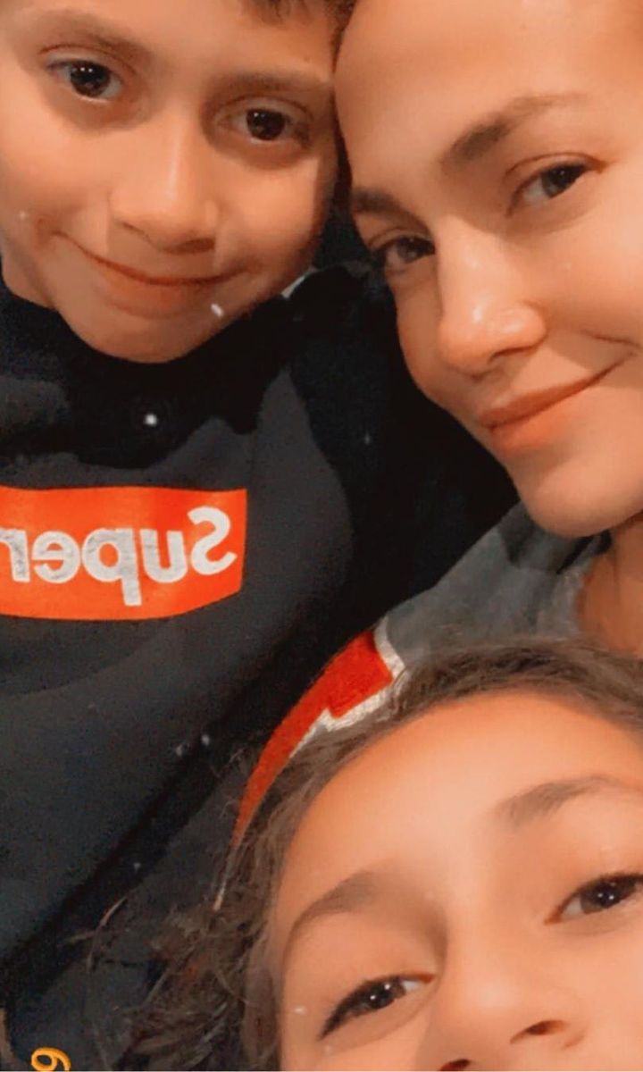 Jennifer Lopez no makeup selfie