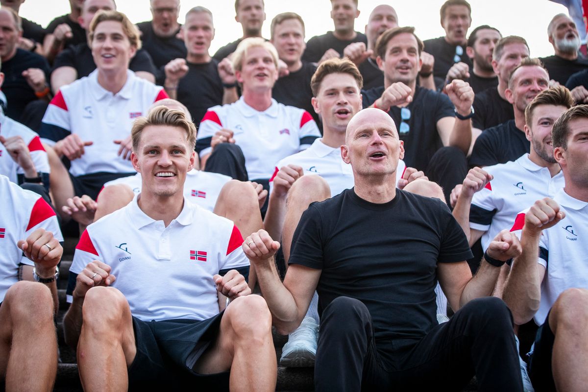 Norway's head coach Stale Solbakken (R) and Norway's national football team celebrate with the traditional rowing gesture at Slottsplassen in Oslo after their return to Norway