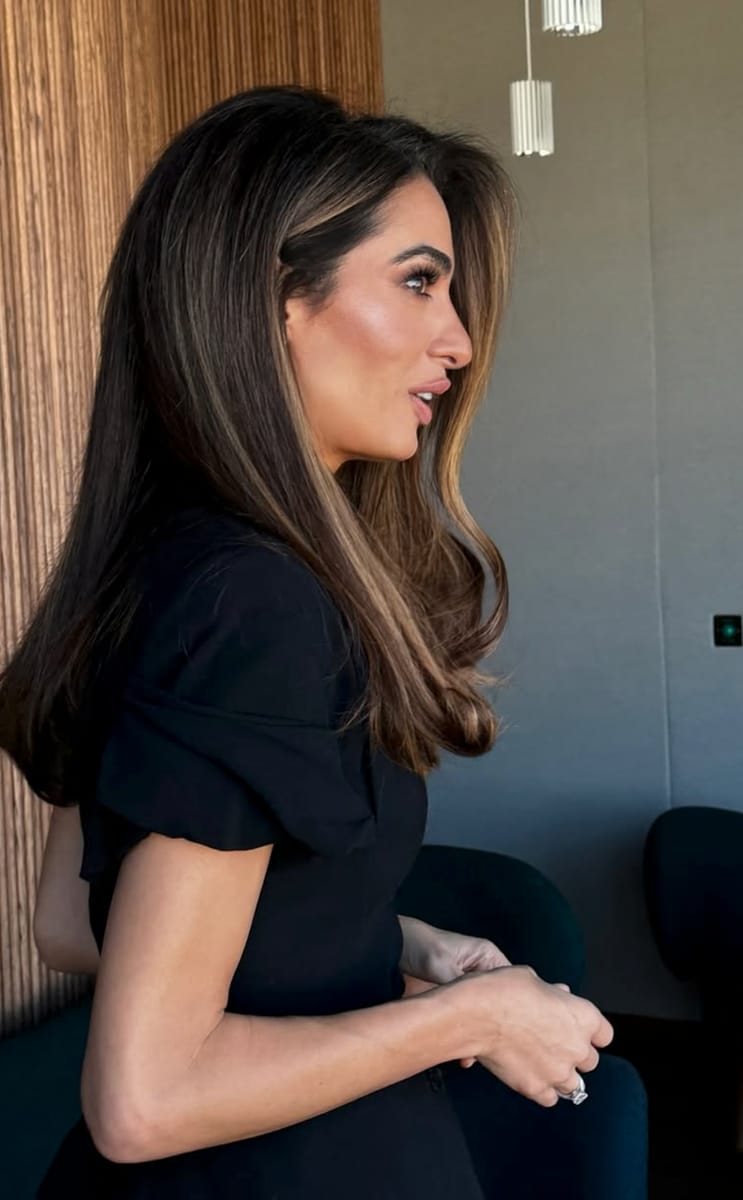 Giannetos, who also does Clooney’s makeup, has leaned into the seasonal trend, recently experimenting with “toasted” tones across her beauty look.