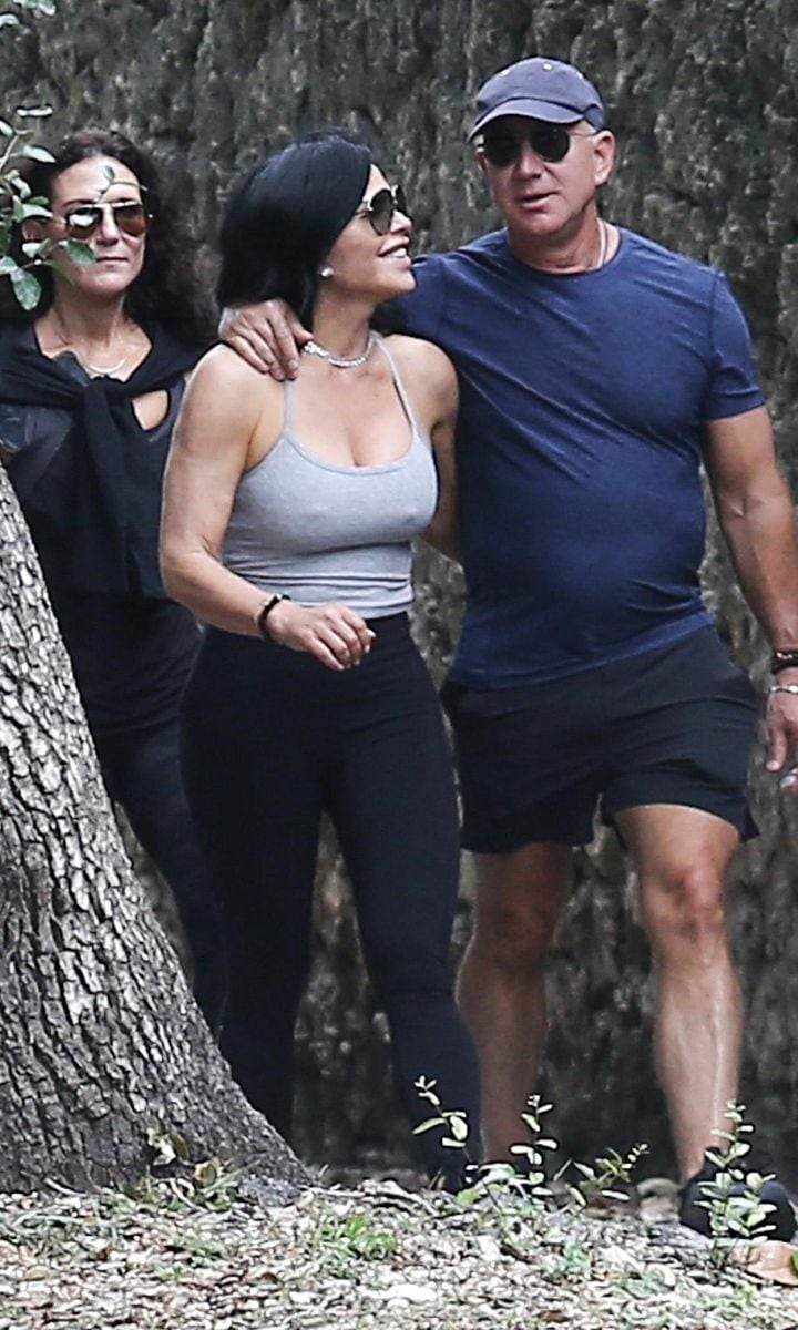 Jeff Bezos and his family enjoying a walk in the park on Christmas Eve, Bezos arrived in Miami after days in the Bahamas with Lauren Sanchez