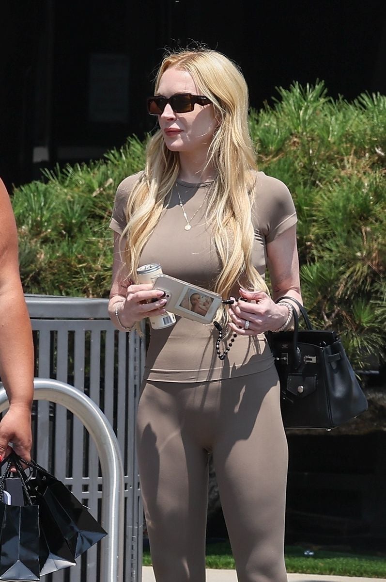Lindsay Lohan is spotted shopping for jewelry at XIV Karats in Beverly Hills. 