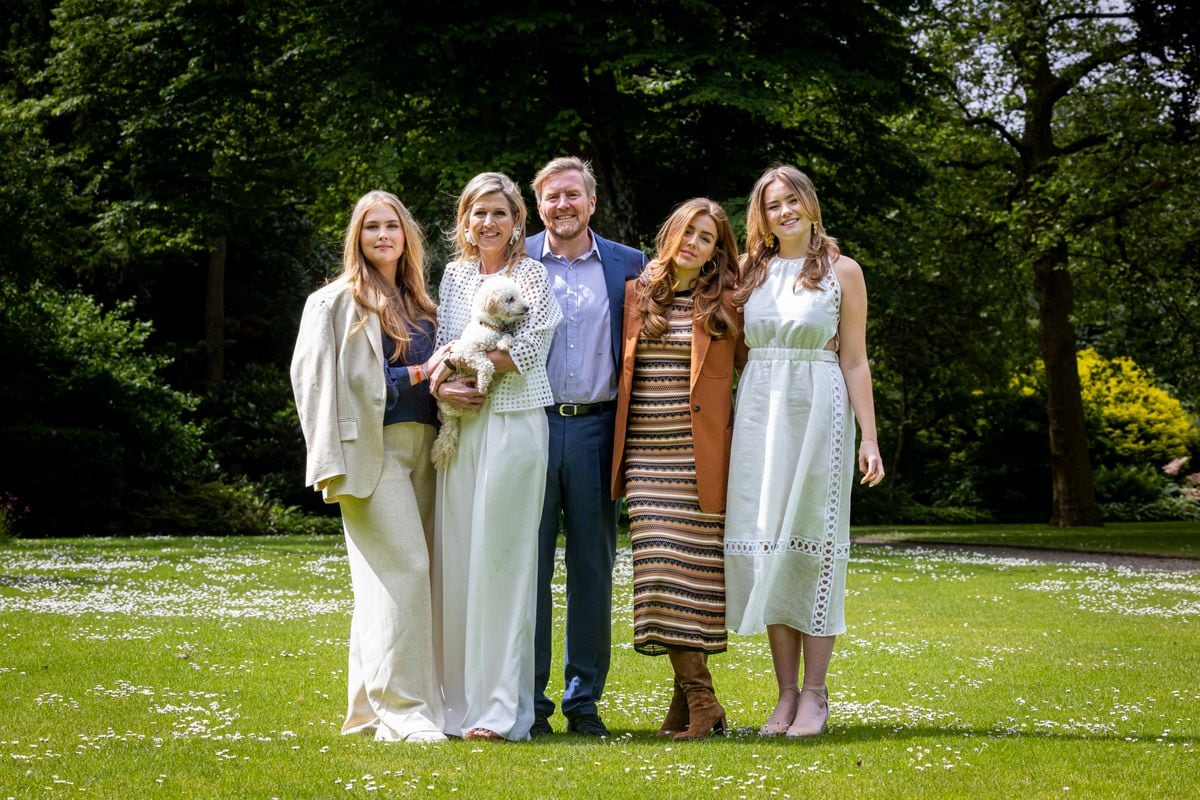 THE HAGUE, NETHERLANDS - JUNE 7: King Willem-Alexander of The Netherlands, Queen Maxima of The Netherlands, Princess Amalia of The Netherlands, Princess Alexia of The Netherlands and Princess Ariane of The Netherlands pose for the media during a photo shoot at Royal residence Huis ten Bosch Palace on June 7, 2024 in The Hague, Netherlands. (Photo by Patrick van Katwijk/Getty Images)