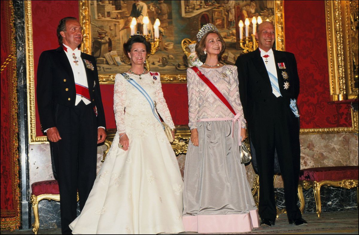 King Harald and Queen Sonja with King Juan Carlos and Queen Sofía in Madrid on April 25, 1995, a testament to the decades-long bond between the Spanish and Norwegian royal families.