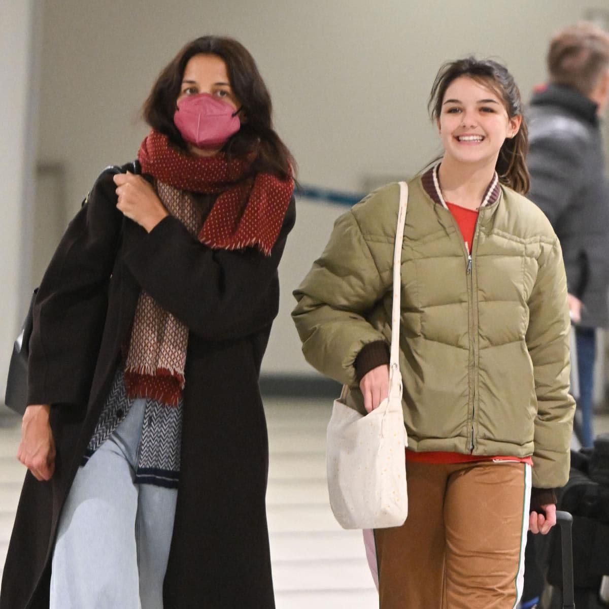 Photo 2022 The Image Direct/The Grosby GroupEXCLUSIVENew York, NY Katie Holmes and and look-alike daughter, Suri Cruise are seen returning home after a Christmas holiday getaway as they arrive early morning to Newark Airport in New Jersey. This also marks the first time Katie has been spotted since reportedly splitting with boyfriend, Bobby Wooten III. Katie Holmes y su hija, Suri Cruise, son vistas regresando a casa despues de una escapada de vacaciones de Navidad al llegar temprano en la manana al aeropuerto de Newark en Nueva Jersey. Esta es la primera vez que Katie ha sido vista desde que supuestamente se separo de su novio, Bobby Wooten III.