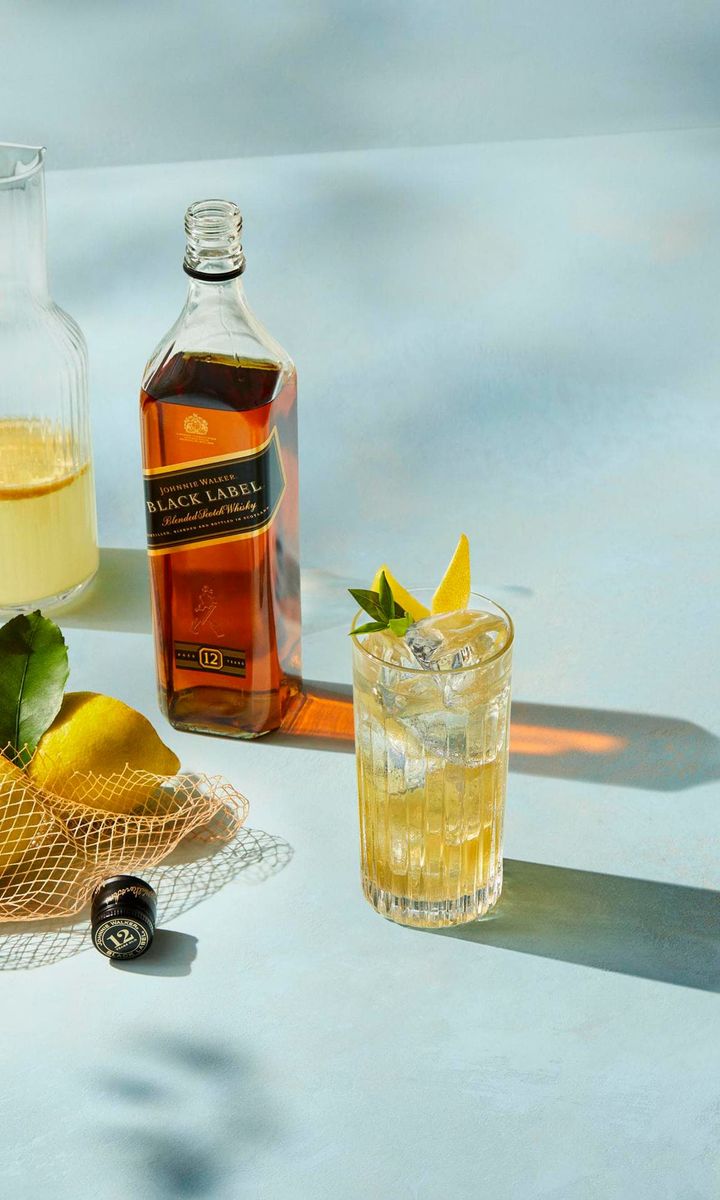 Refreshing cocktail with Whisky Johnnie walker and a touch of lemon