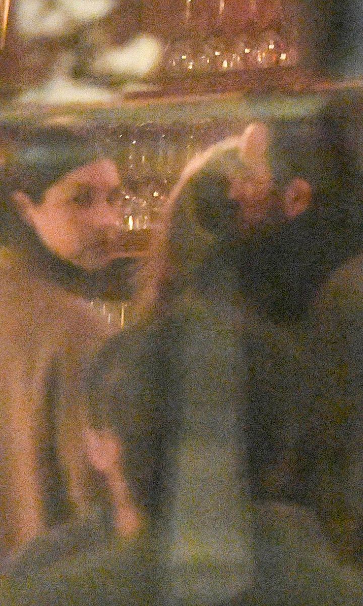 Photo 2023 The Image Direct/The Grosby GroupEXCLUSIVE Jennifer Aniston and Justin Theroux reunite over dinner with friends in New York City. The rare sighting of the once married A-list couple took place at Il Cantinori where they were joined by Jason Bateman and Amanda Anka for dinner. Jen and Justin could be seen embracing inside the venue before Jennifer exited the restaurant clutching a single red rose.Jennifer Aniston y Justin Theroux se reencuentran en una cena con amigos en Nueva York. La rara aparicion de la pareja tuvo lugar en Il Cantinori, donde se unieron a Jason Bateman y Amanda Anka para cenar. Jen y Justin fueron vistos abrazados en el interior del local antes de que Jennifer saliera del restaurante con una sola rosa roja en la mano.Justin Theroux, EX Couple