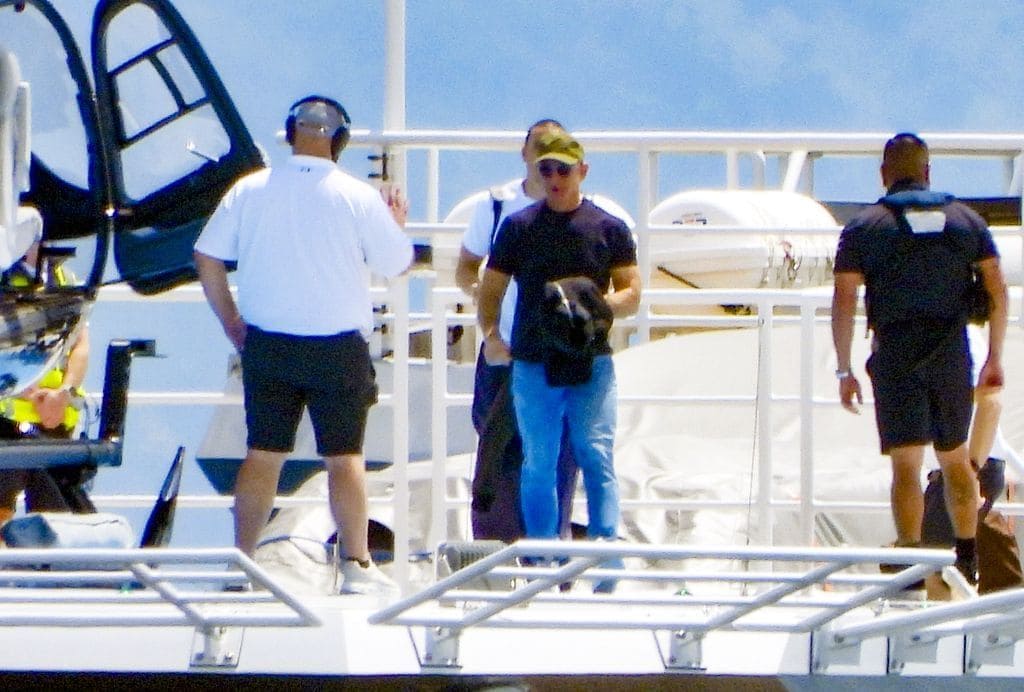 Jeff Bezos said goodbye to the crew with a smile