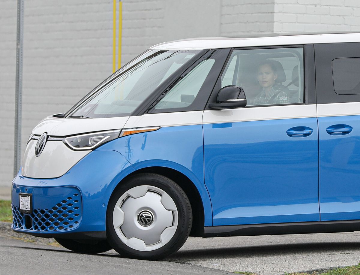 Jennifer Garner’s choice of an electric van aligns perfectly with her reputation as an environmentally aware parent and advocate for sustainable living.