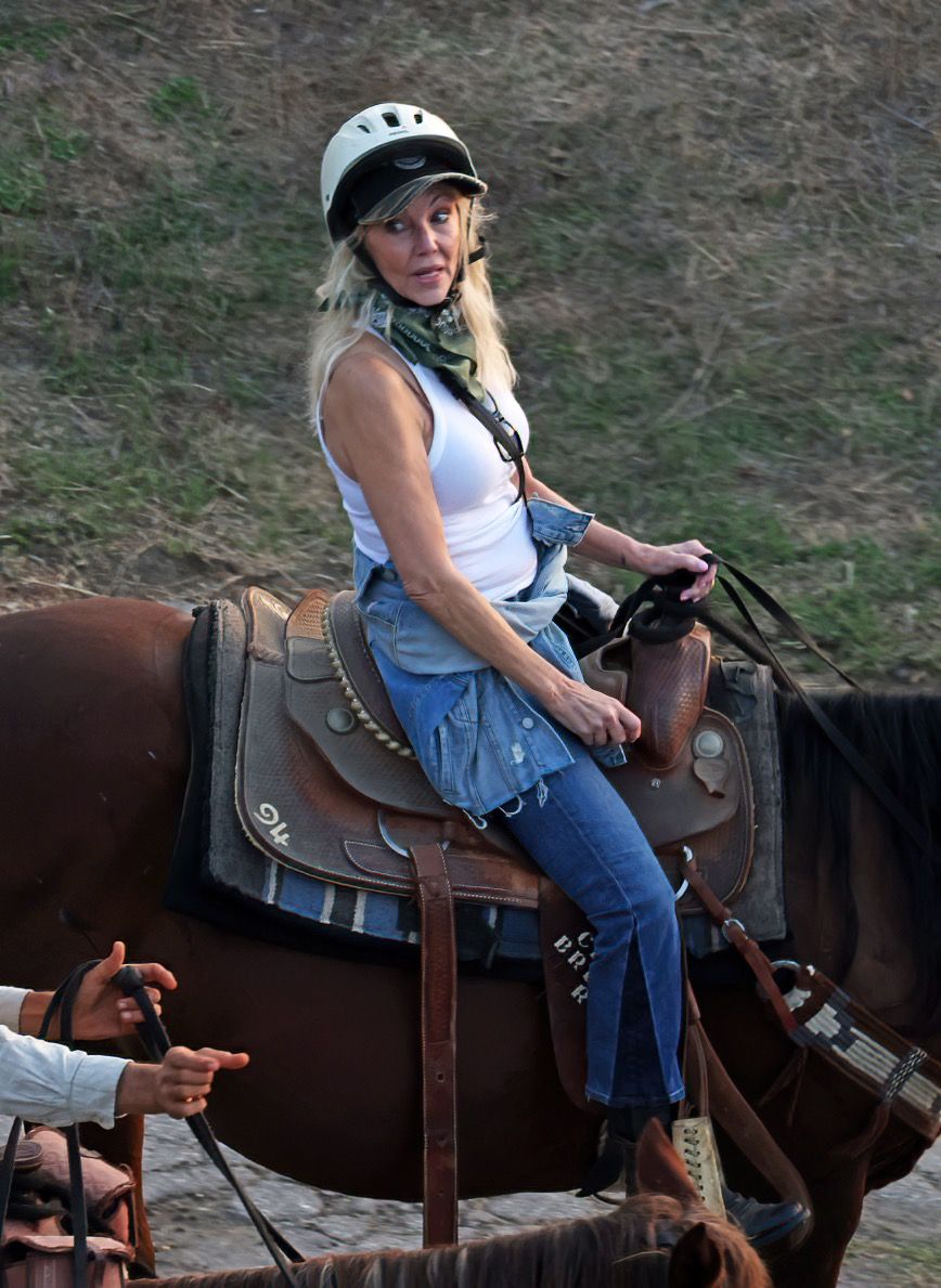 Photo 2026 Backgrid/The Grosby Group

 

Los Angeles, CA, September 23, 2026. Heather Locklear and Lorenzo Lamas go horseback riding at Sunset Ranch Hollywood before heading onto trails overlooking Los Angeles near the Hollywood Sign. Locklear, who turns 65 on September 25, rides alongside Lamas after the pair reconnected around New Years Eve 2025 and later made their public debut as a couple. They first met more than four decades ago after posing together for a 1983 Playgirl cover while Locklear was starring in Dynasty and Lamas was appearing in Falcon Crest. Locklear wears a denim jacket, jeans, and a protective riding helmet for the outing.***Heather Locklear y Lorenzo Lamas realizan un paseo a caballo desde Sunset Ranch Hollywood por senderos con vistas a Los Ángeles, cerca del Hollywood Sign. Locklear, quien cumple 65 años el 25 de septiembre, cabalga junto a Lamas después de que ambos retomaran el contacto alrededor de Año Nuevo de 2025 y posteriormente hicieran su debut público como pareja. Se conocieron hace más de cuatro décadas después de posar juntos para una portada de Playgirl de 1983, cuando Locklear protagonizaba Dynasty y Lamas aparecía en Falcon Crest. Locklear lleva una chaqueta de denim, jeans y un casco de equitación durante la salida.

Byline: NORTH-SUNSET / BACKGRID /GGRE / GROSBY GROUP