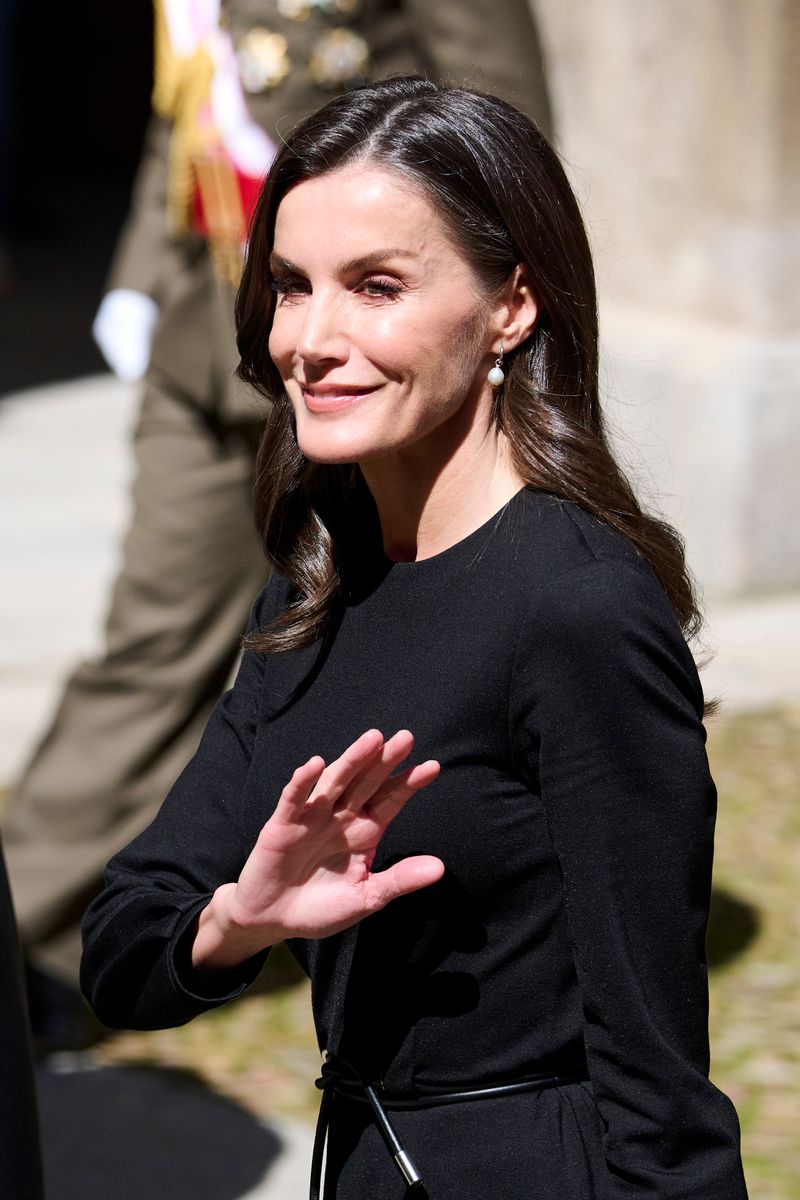 While mourning Pope Francis, Queen Letizia delivers timeless elegance in black at the Miguel de Cervantes Prize for Literature.