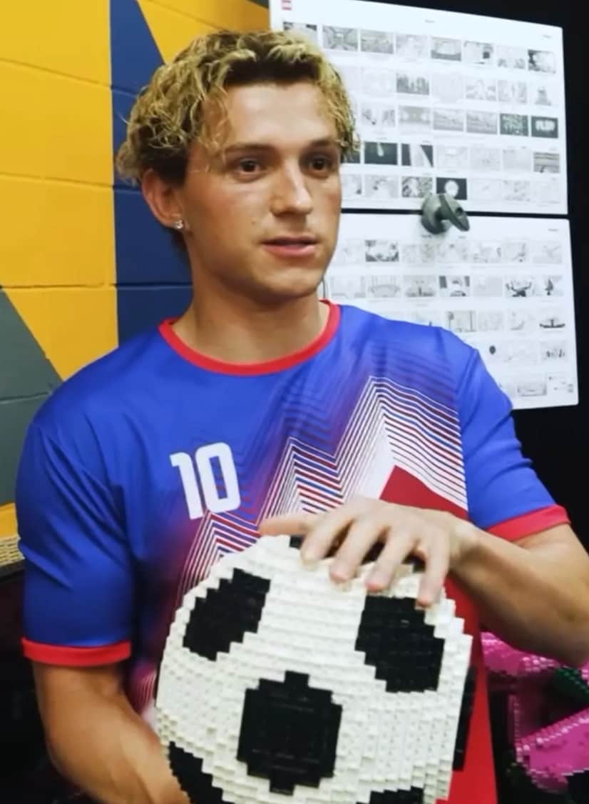 Tom Holland is turning heads, and not just because of a new Spider-Man suit, but this time for a new hairstyle.