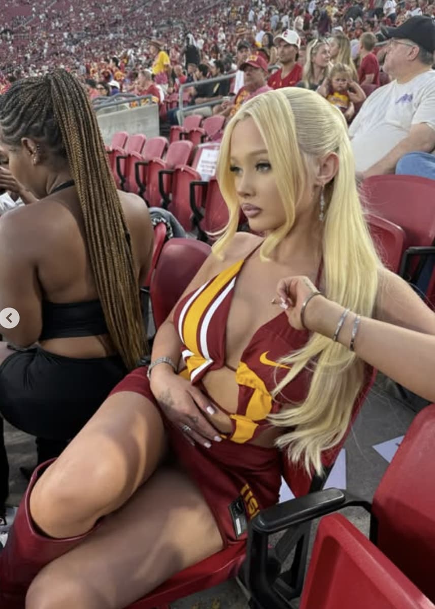 Alabama wore the USC's colors: cardinal and gold