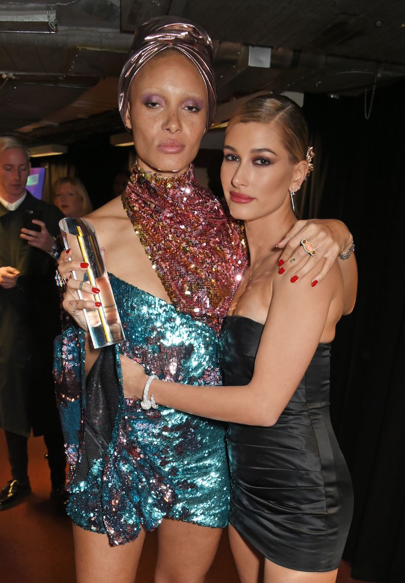 La ganadora del premio Modelo del Año, Adwoa Aboah (izq.), y Hailey Baldwin posan entre bastidores en The Fashion Awards 2017 en colaboración con Swarovski en el Royal Albert Hall el 4 de diciembre de 2017 en Londres, Inglaterra. (Foto de David M. Benett/Dave Benett/Getty Images)