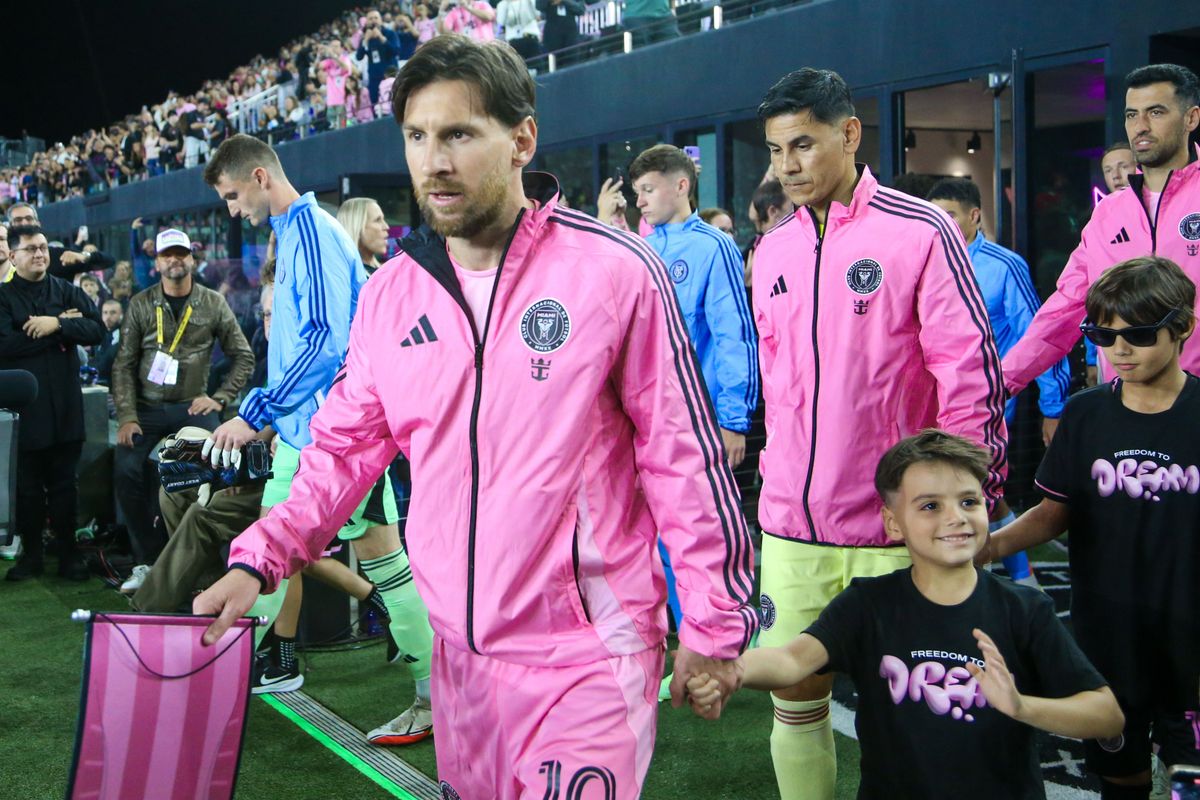 Eva Longoria's son meets Messi in Miami