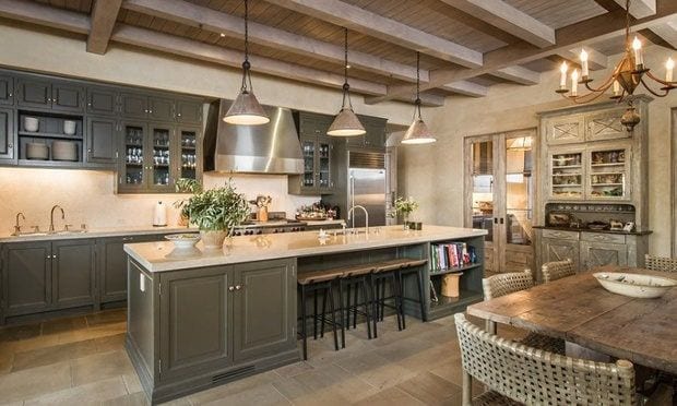 Talk about a full-service kitchen! This chef-friendly space has bar seating for quick breakfasts, brunches or gab sessions over coffee and mimosas.