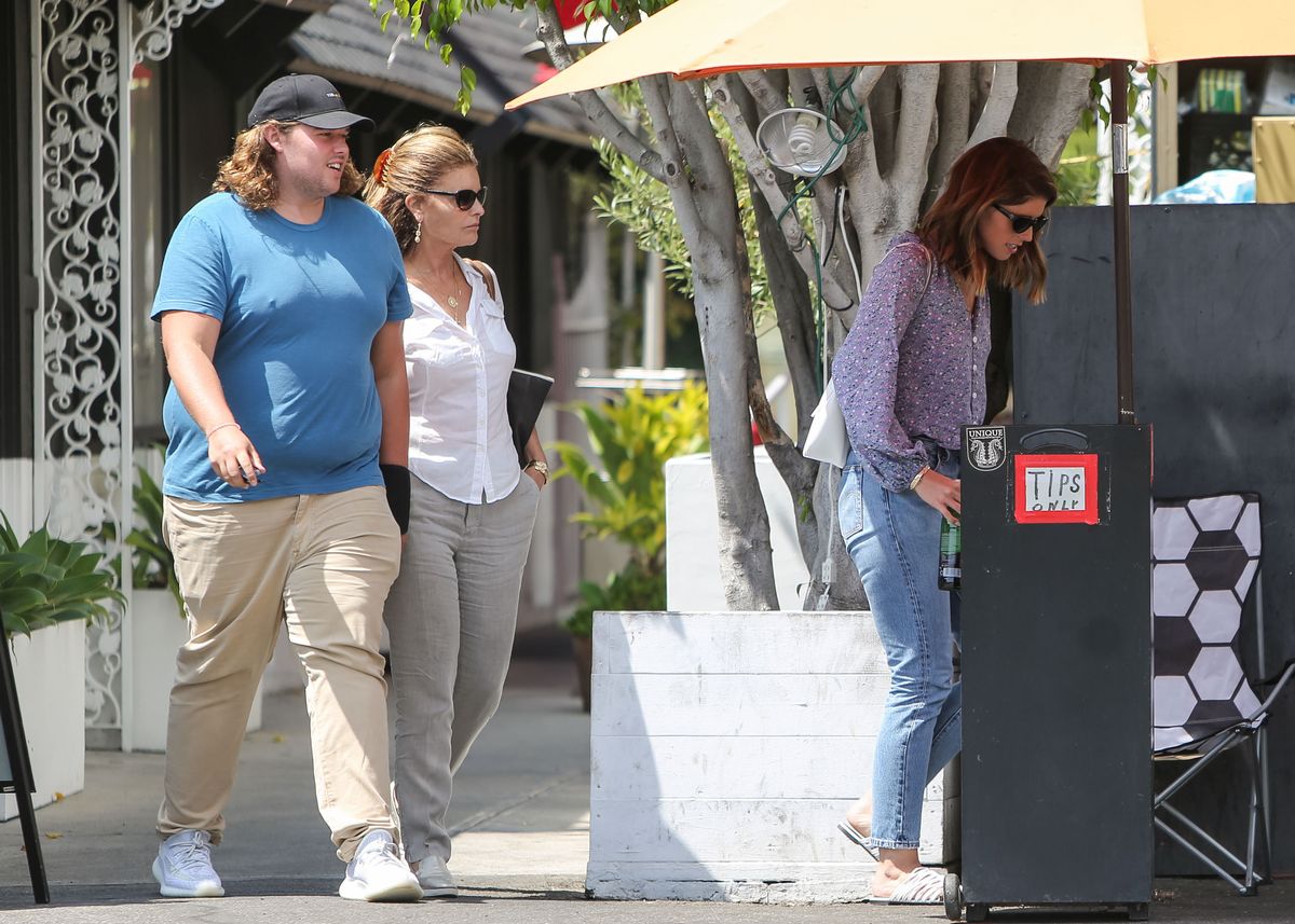  Katherine Schwarzenegger, her brother, Christopher and her mother, Maria Shriver are seen on August 07, 2019 in Los Angeles, California.  