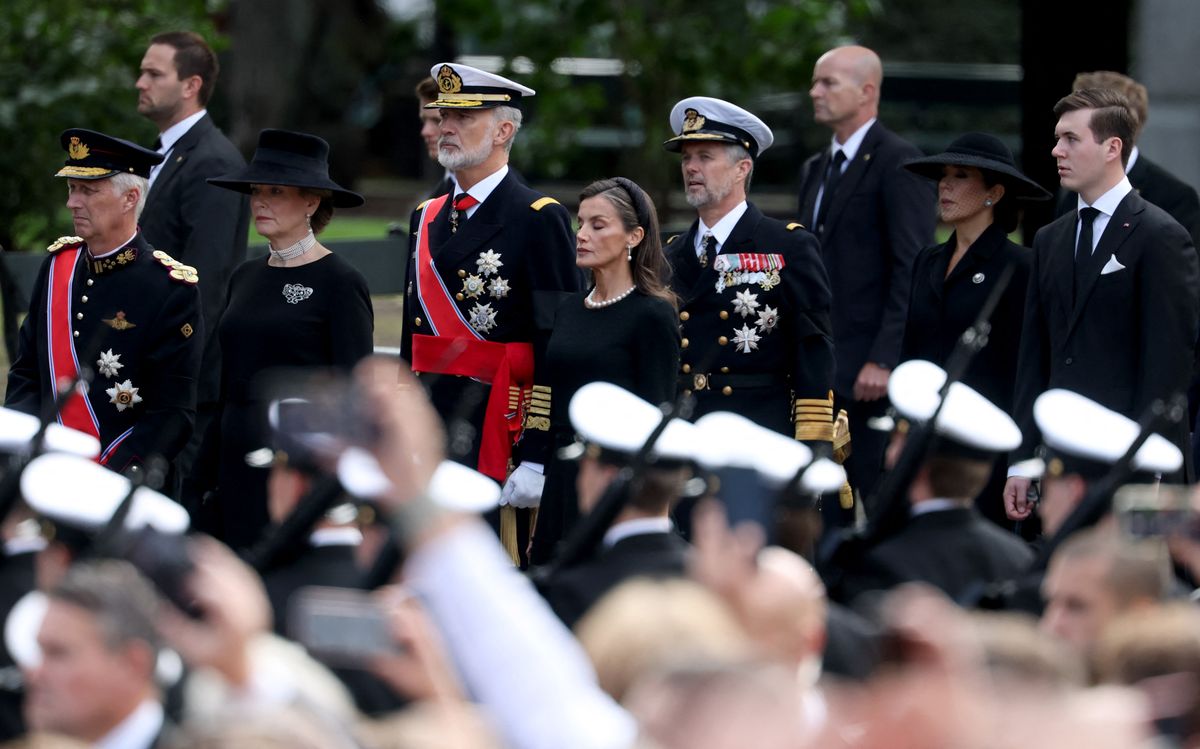 The red sash of Norway’s Order of St. Olav crosses Felipe VI’s chest, while his Captain General’s sash is worn around his waist.