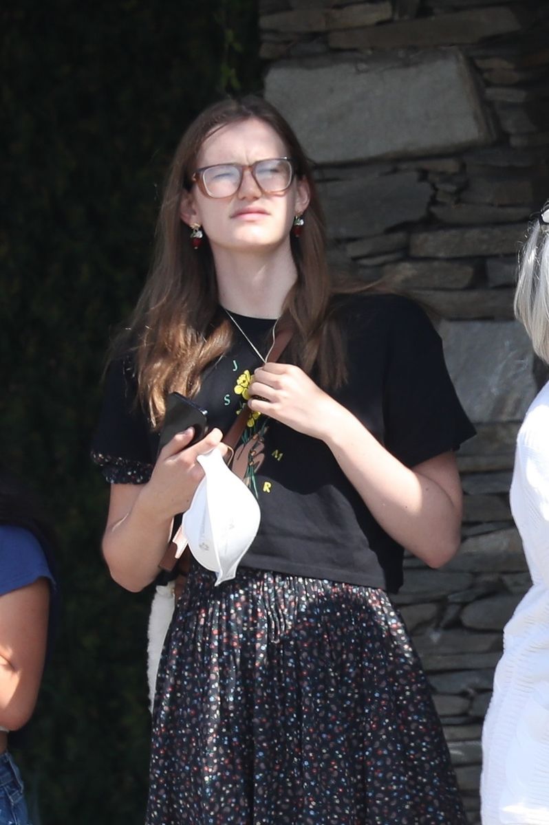 Violet Affleck is seen in Brentwood, having a stroll with her grandmother and a friend, carrying once again her 500 Chloe bucket bag after the controversy about criticising rich people behavior like her parents Jennifer Garner and Ben Affleck and then contradict herself in several occasions.
