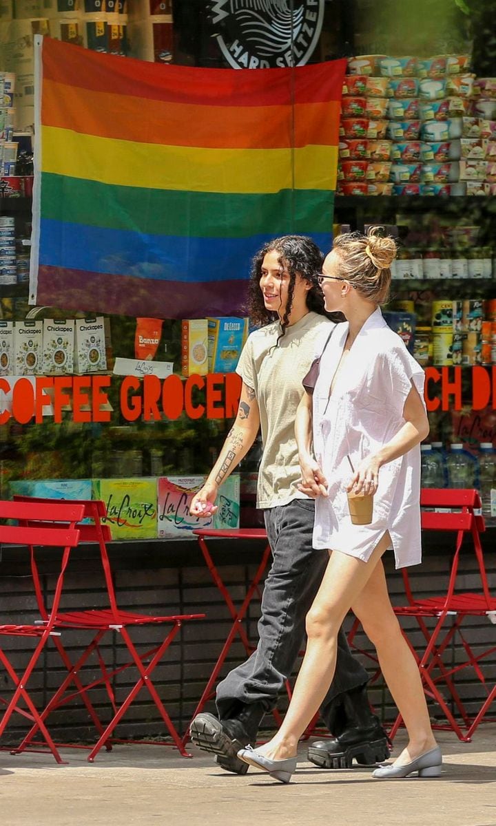 EXC Lily Rose Depp, 070 Shake